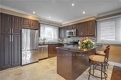 12 Lochinvar Cres — Photo 2