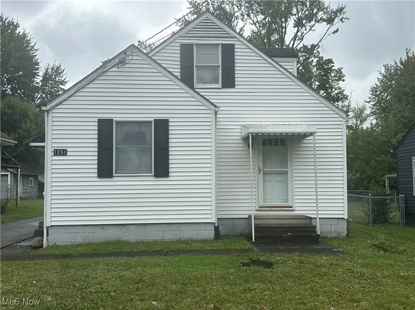 1351 Bradford St NW, Warren, OH 44485