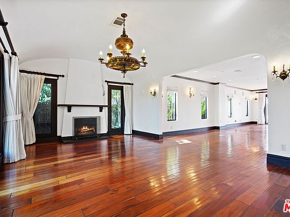 4th image of 309 N Doheny Dr