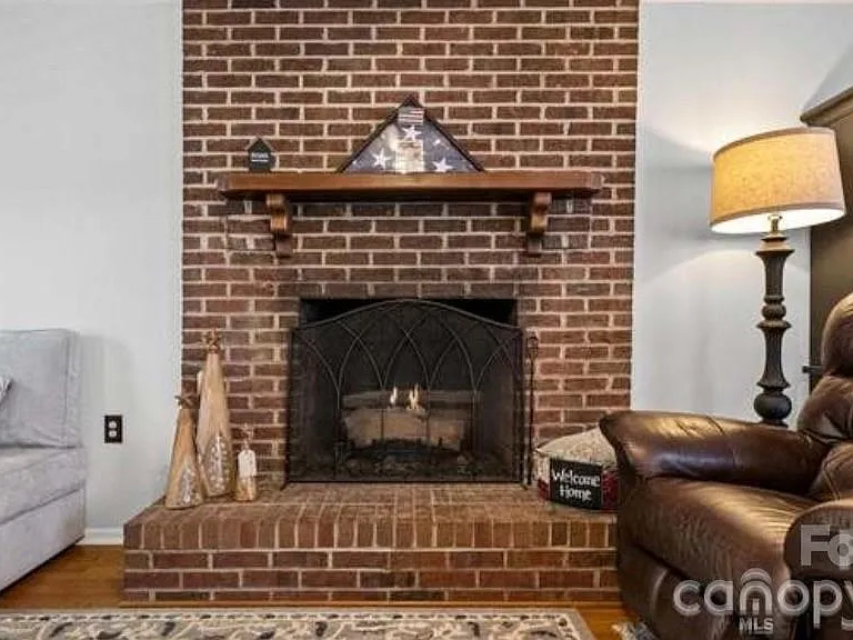 1212 Ashford St — Photo 3
