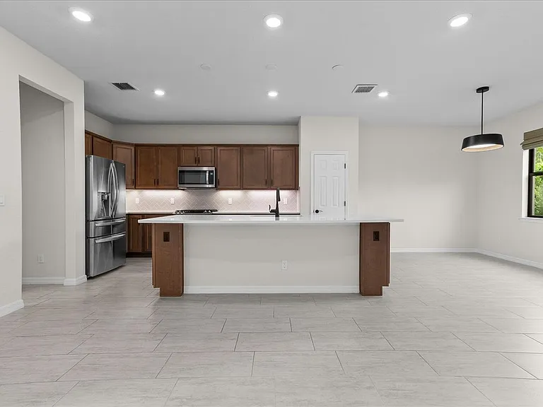 640 SE Monet Dr — Photo 9