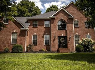 706 Overlook Dr, Hurricane, WV 25526