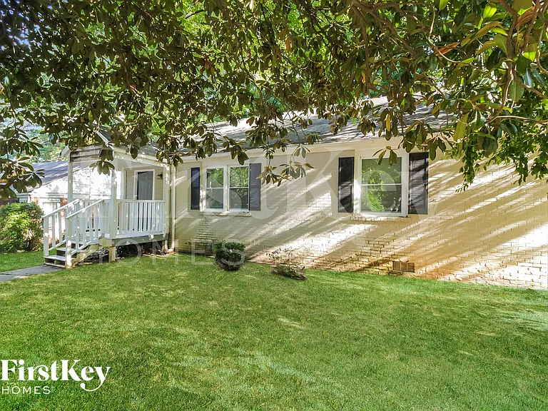 1800 Oakmont Dr NW — Photo 2