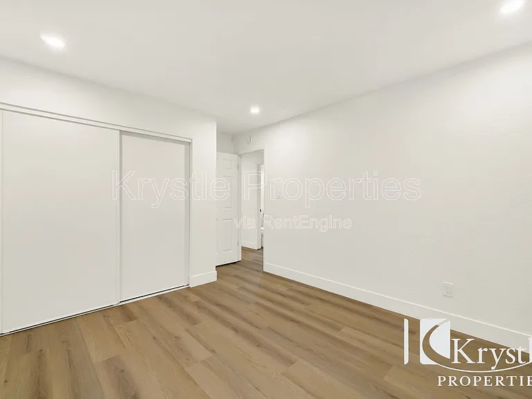 451 E L St — Photo 11