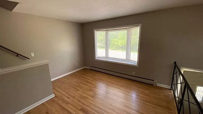 3 bed, 1.5 bath, 1300 sqft, $1,475 — Photo 3