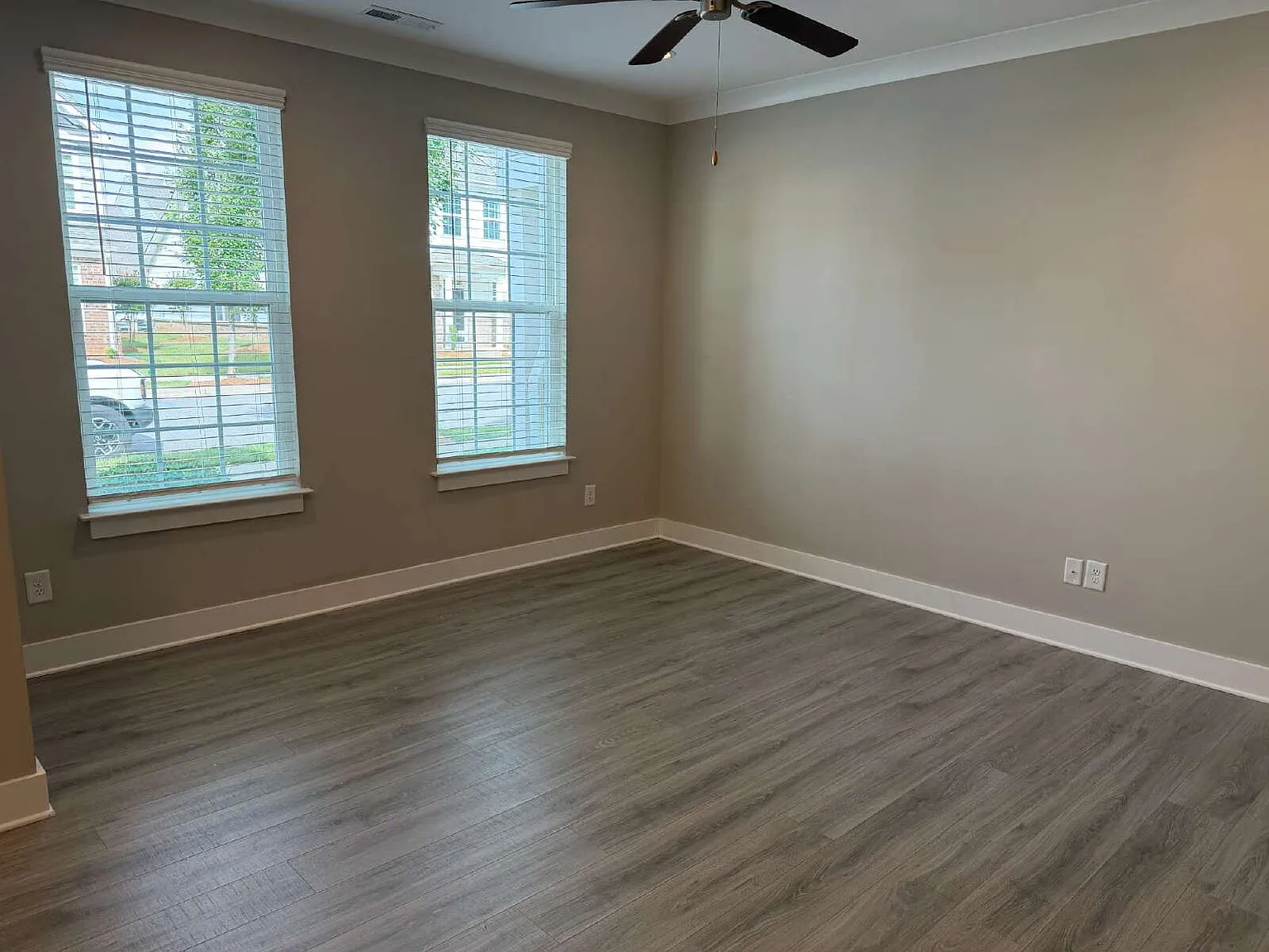 3 bed, 2.5 bath, 1689 sqft, $1,995 — Photo 3
