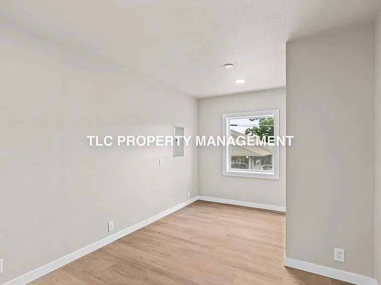 227 S 6th St — Photo 8