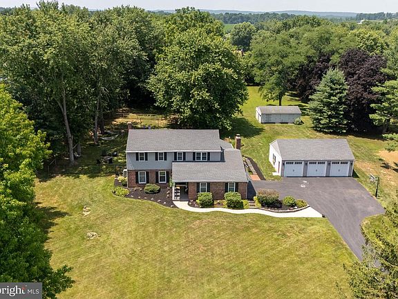 3rd image of 31 Glen Manor Ln