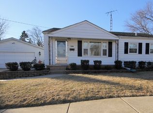 1325 Willow Dr, Libertyville, IL 60048