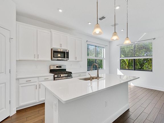 5th image of 1657 Willows Square