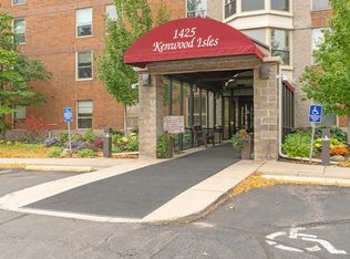 1425 W 28th St APT 411, Minneapolis, MN 55408