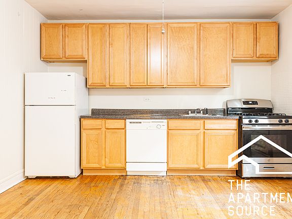 2nd image of 2129 N Dayton St #204