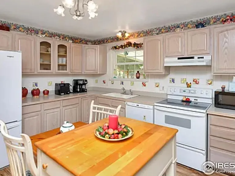1421 Adams Cir — Photo 11