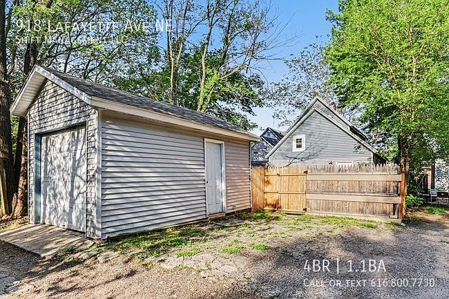 918 Lafayette Ave NE — Photo 17