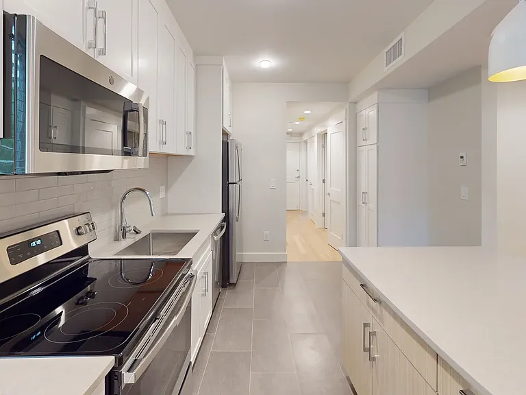 208-210 Banks St #1 — Photo 2