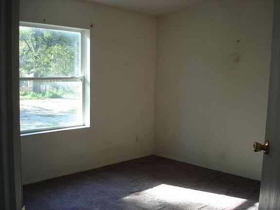 2nd image of 820 E 13th St