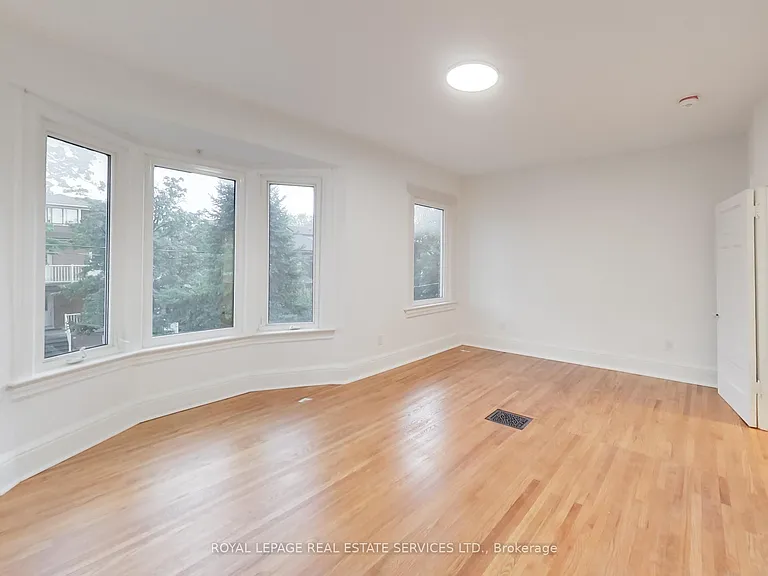 218 Montrose Ave — Photo 32