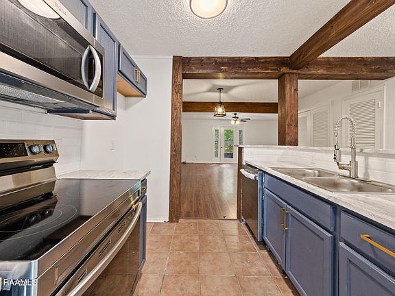 4th image of 15 Larkspur Ln
