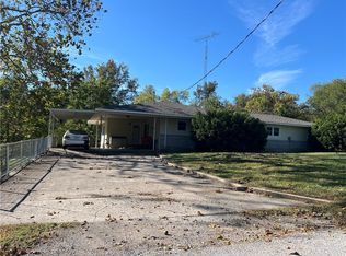 407 E 8th St, Pineville, MO 64856