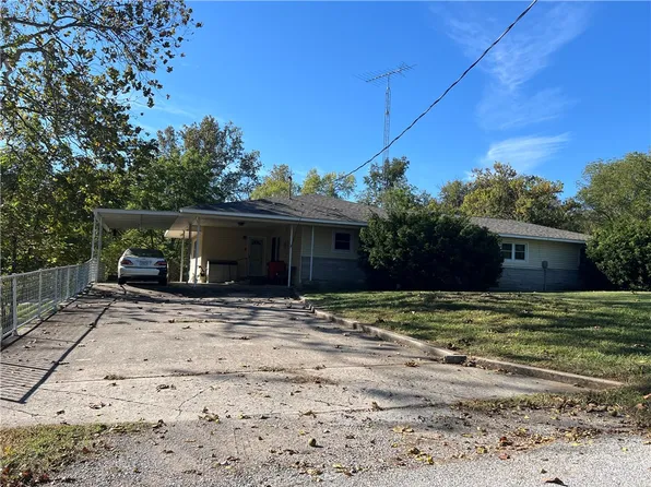 407 E 8th St, Pineville, MO 64856