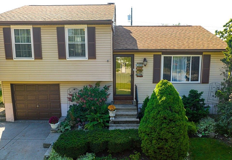 1st image of 115 Autumnwood Dr