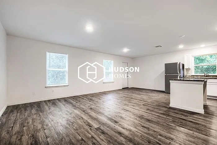 3 bed, 2.0 bath, 1298 sqft, $1,425 — Photo 4