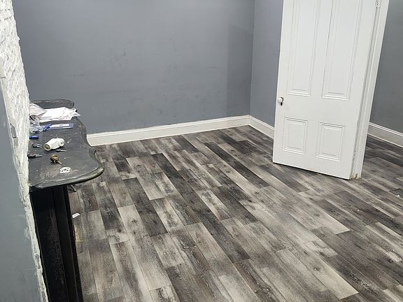 3rd image of 1411 W Lombard St