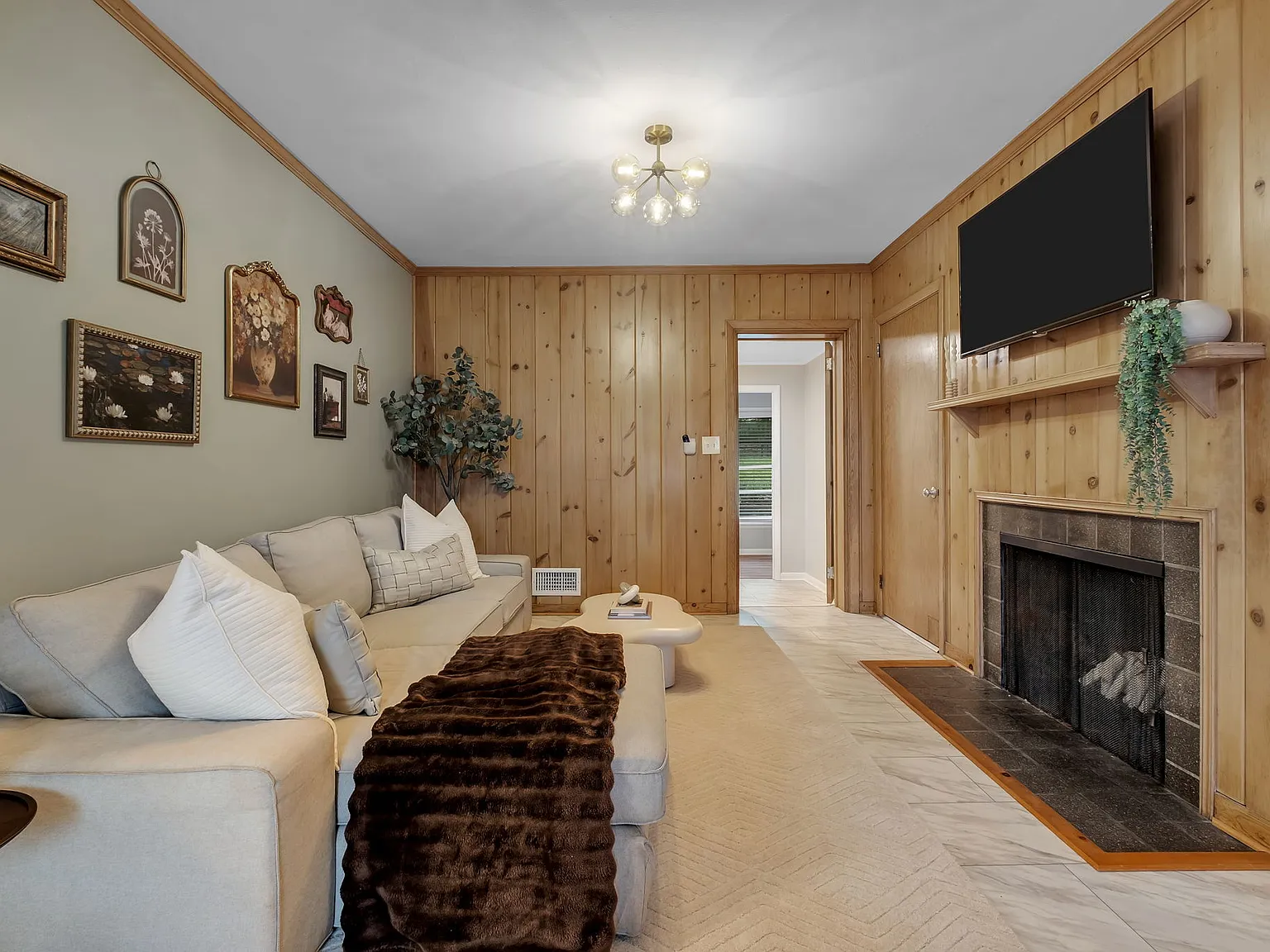5 bed, 1922 sqft, $620 — Photo 1