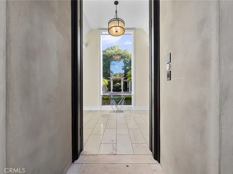 1049 Oak Grove Pl — Photo 6