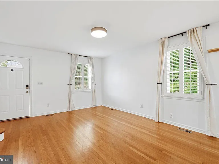 1008 Bashford Ln — Photo 8