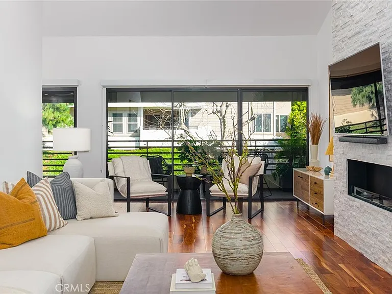 280 Cagney Ln #301 — Photo 4