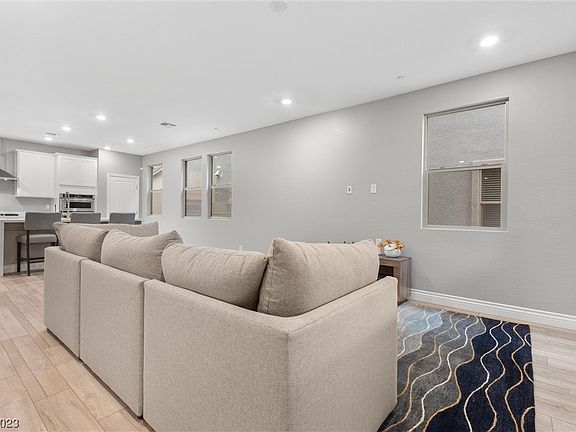 4th image of 507 Sonoma Range St #0