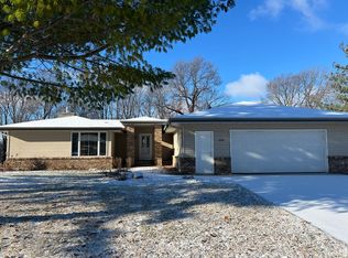 1048 Forest Hills Dr SW, Rochester, MN 55902