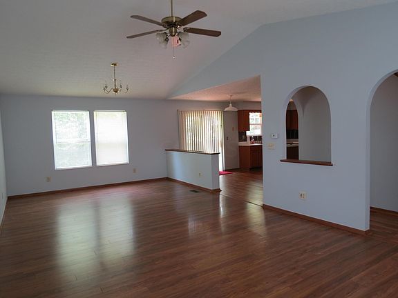 3rd image of 827 Lizzie Ln