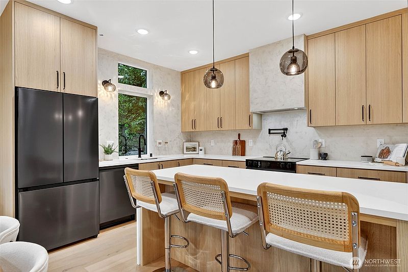 4th image of 4529 Corliss Avenue N