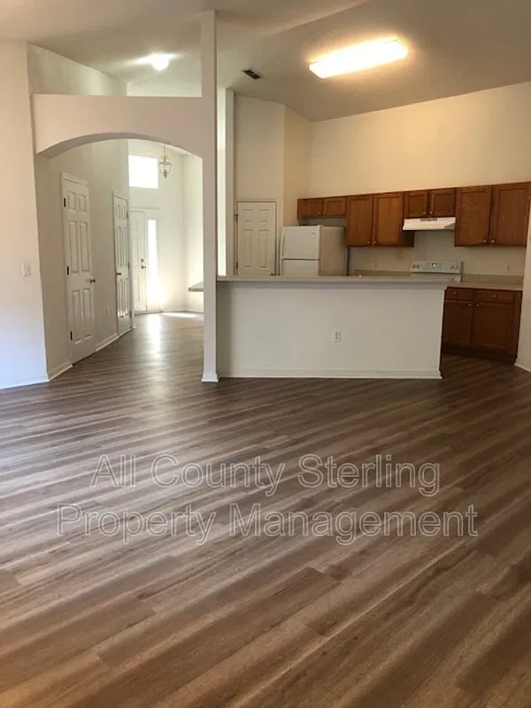 4 bed, 2.0 bath, 1847 sqft, $2,350 — Photo 4