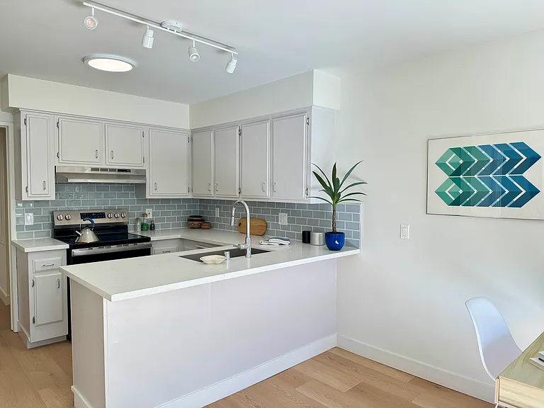Sherman Oaks Apartments — Photo 8
