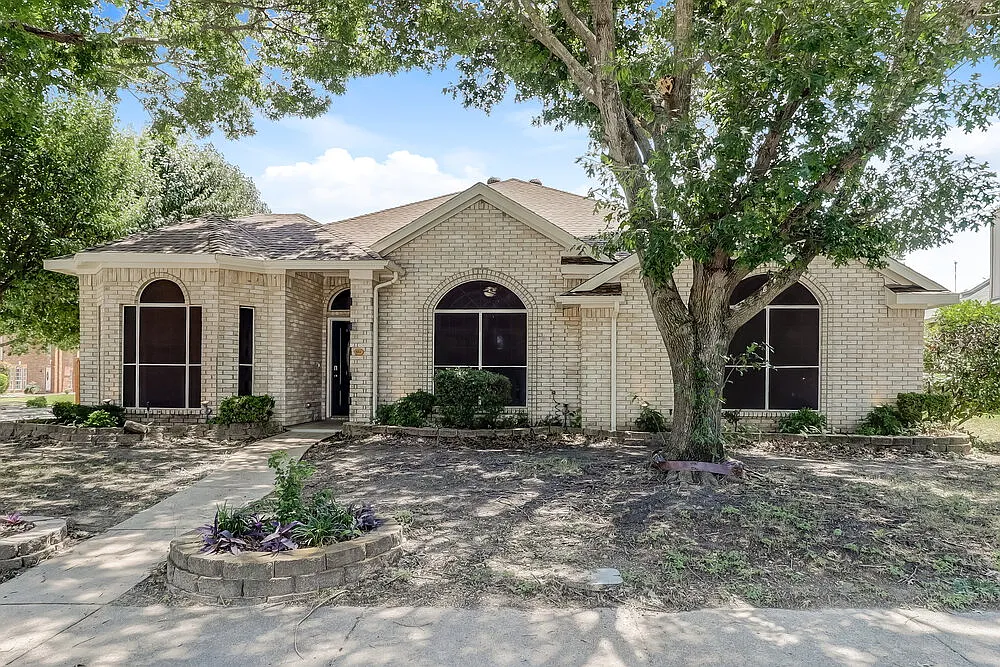 4 bed, 2.0 bath, 2237 sqft, $2,475 — Photo 1