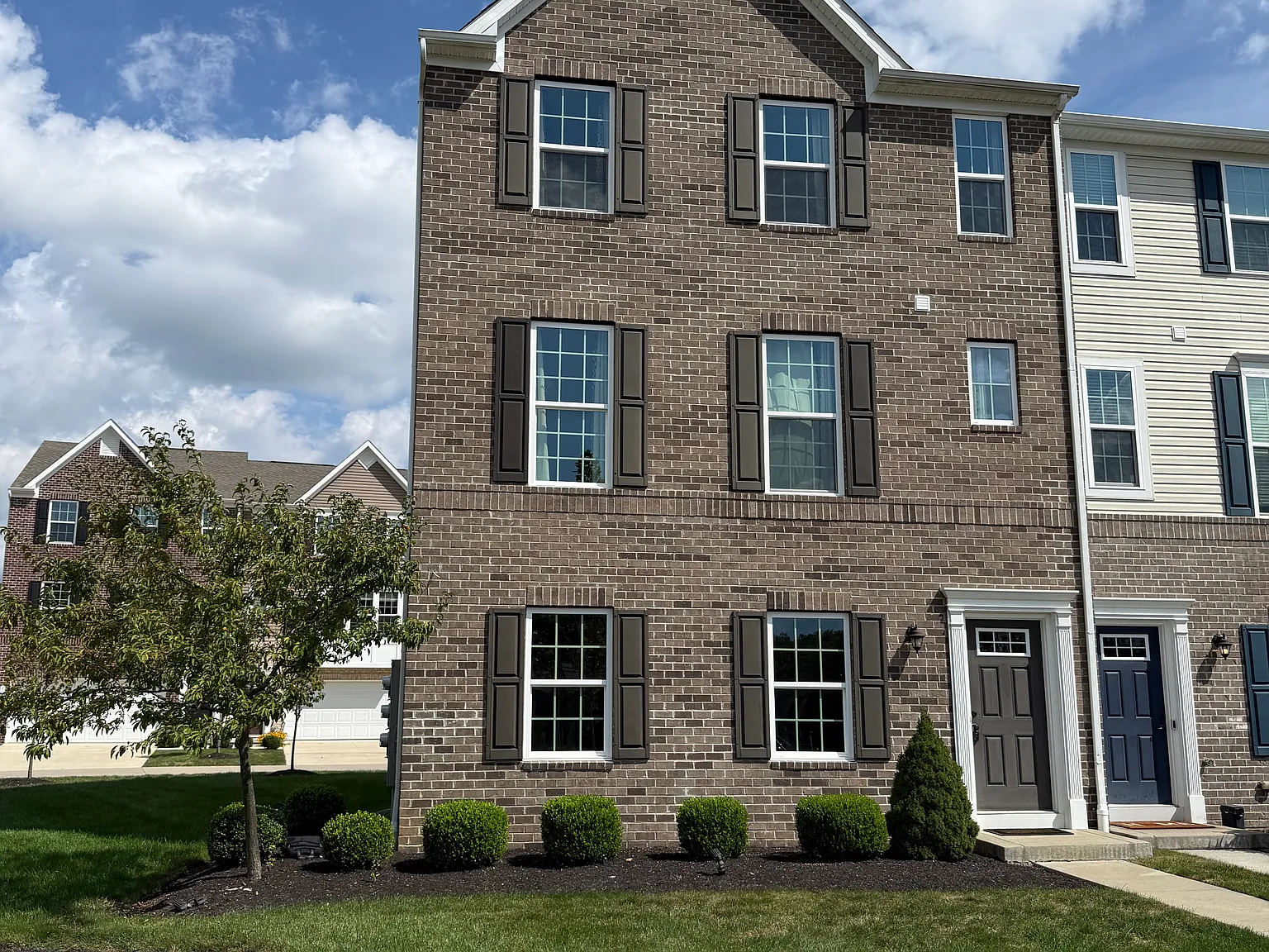 3 bed, 1728 sqft, $2,400 — Photo 1