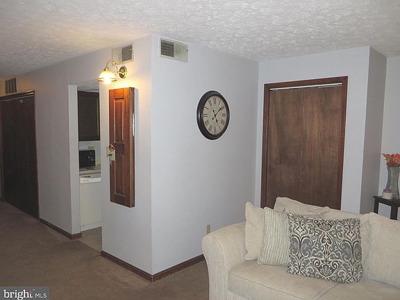 5th image of 44761 Woodlake Ct #1B