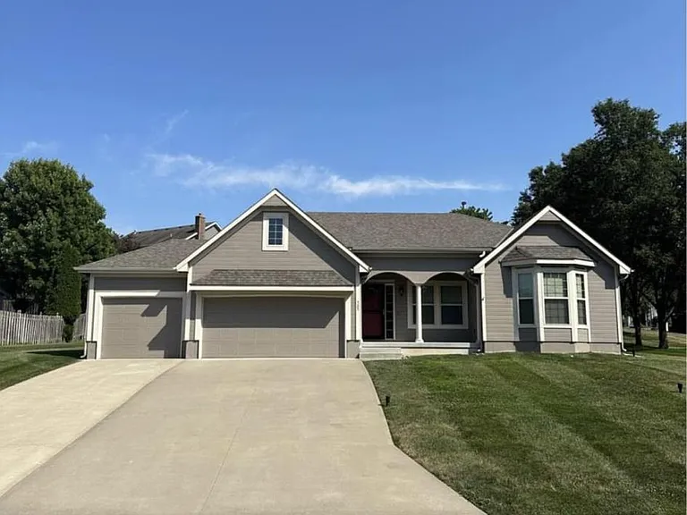 505 NW Highcliffe Dr — Photo 1