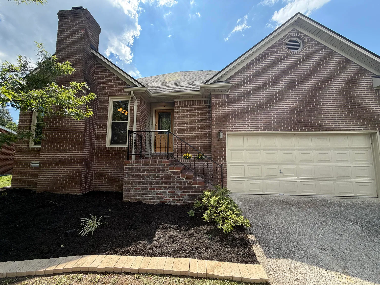 3 bed, 2.0 bath, 1846 sqft, $2,000 — Photo 1