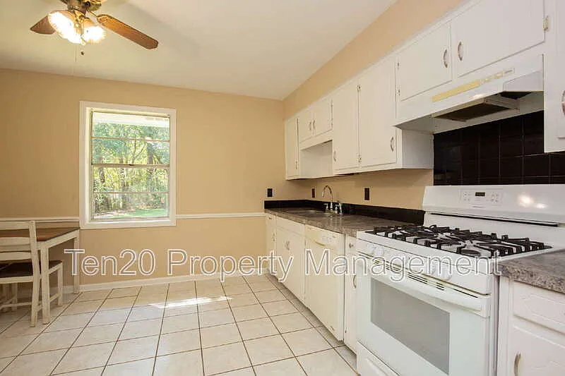 3 bed, 1.5 bath, 1053 sqft, $1,450 — Photo 4