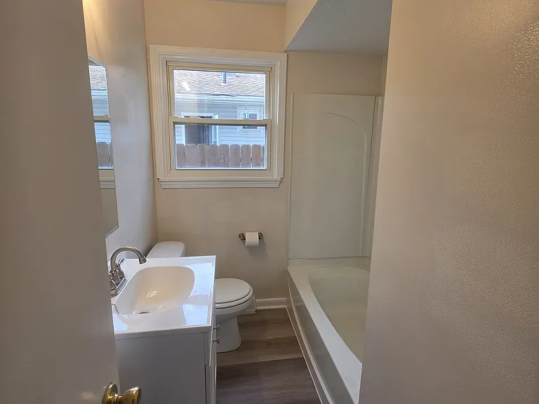 1421 & 1423 Creighton Ave #1421 — Photo 6