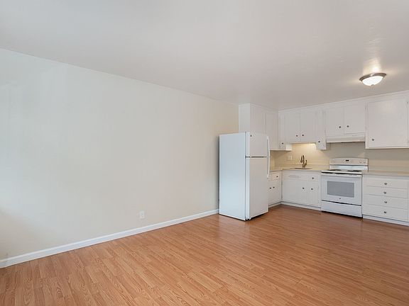 5th image of 2136 Lincoln Ave APT B