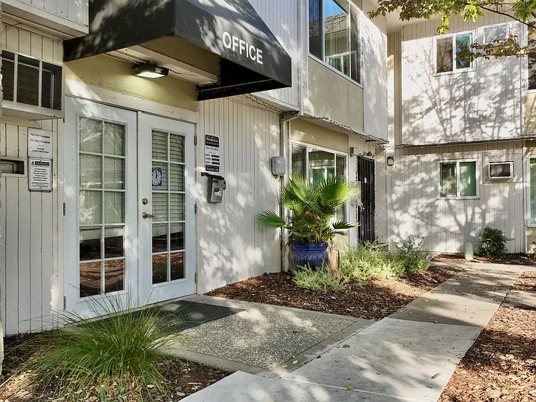 Markston Apartments — Photo 14