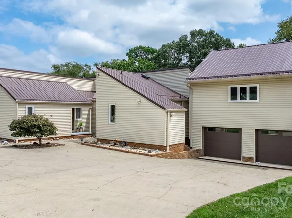 748 Moretz Ct, Hickory, NC 28601