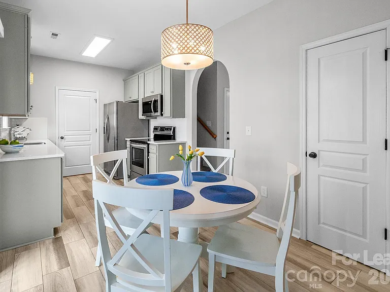 558 Calen Ln — Photo 15