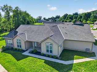 631 Woods Edge Ln, Newark, OH 43055