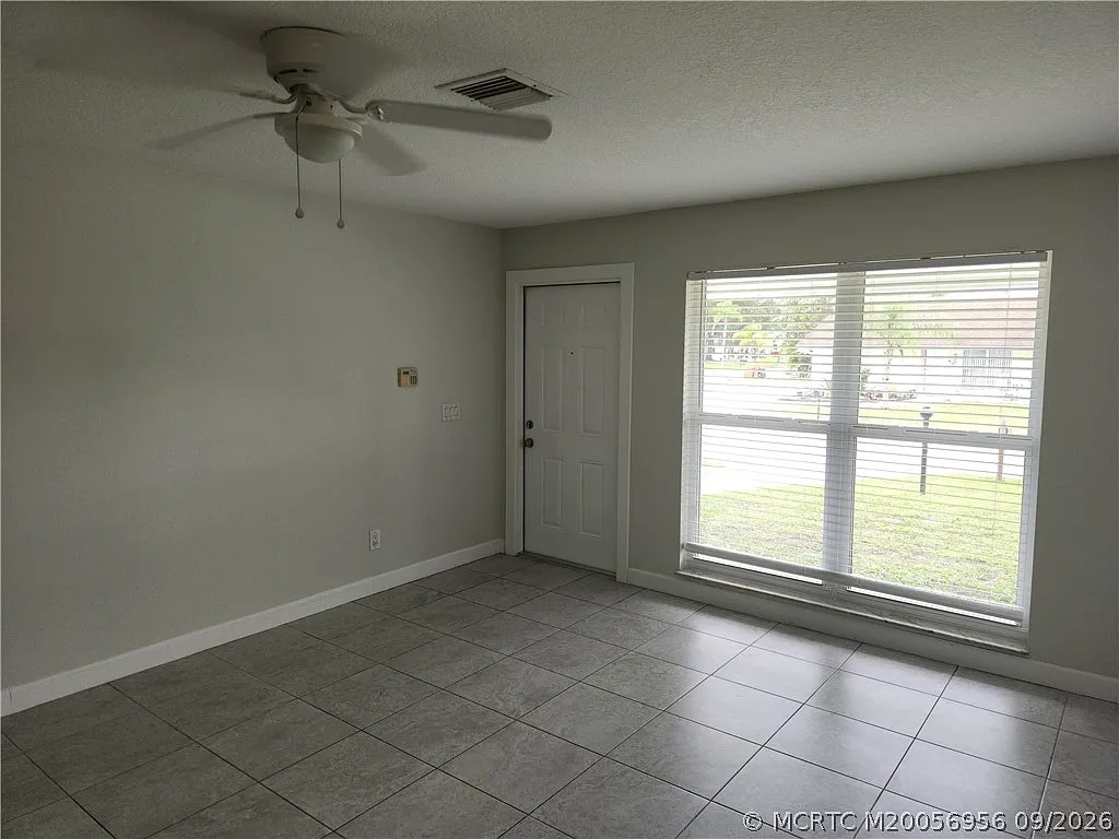 3 bed, 2.0 bath, 1263 sqft, $2,100 — Photo 2
